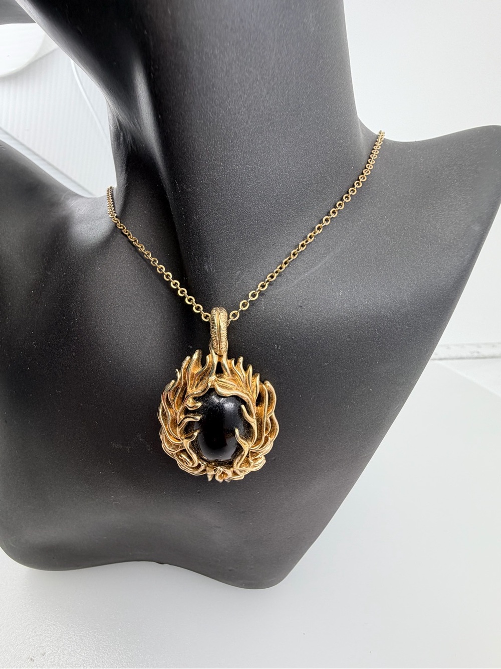 Vintage Sarah Coventry Black Cabochon Flame Pendant Gold Tone Necklace